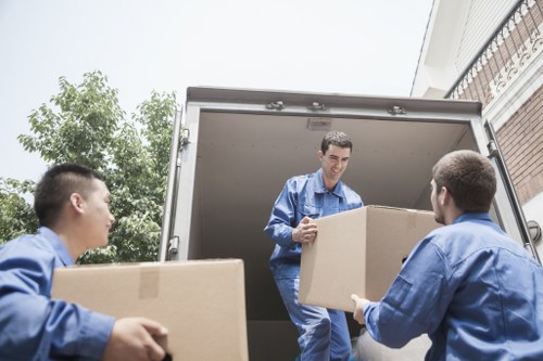 Customer preparing for a move with Manandvan